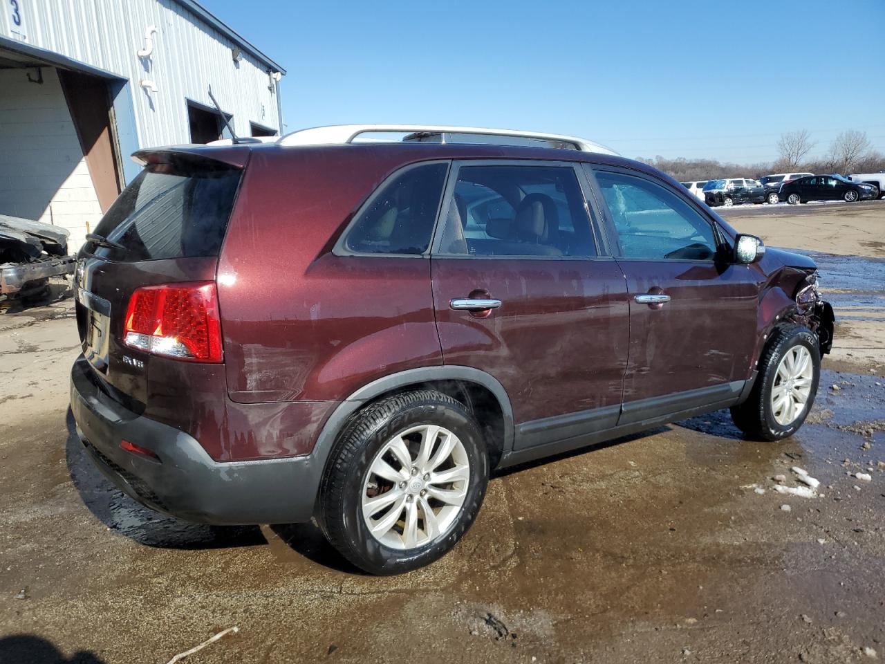 2011 KIA Sorento VIN 5XYKU4A2XBG047828 Copart auction photo, front end / side damage thumbnail 3
