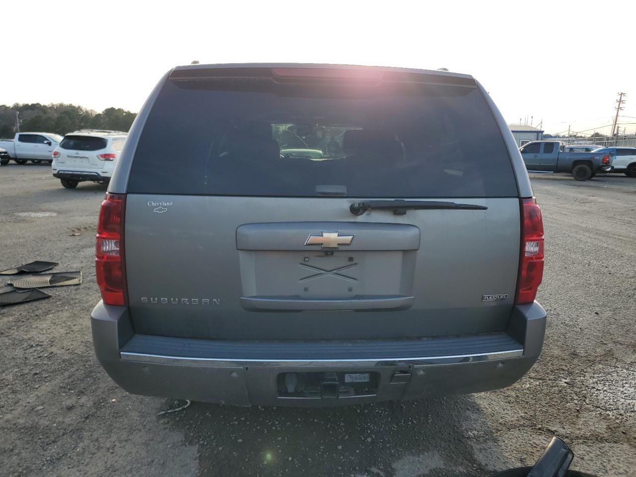 2009 Chevrolet Suburban VIN 1GNFC36009R147574 Copart auction photo, side / minor dent/scratches damage thumbnail 6