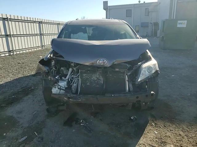 2017 Toyota Sienna VIN 5TDYZ3DC1HS816805 Copart auction photo, front end / minor dent/scratches damage thumbnail 11