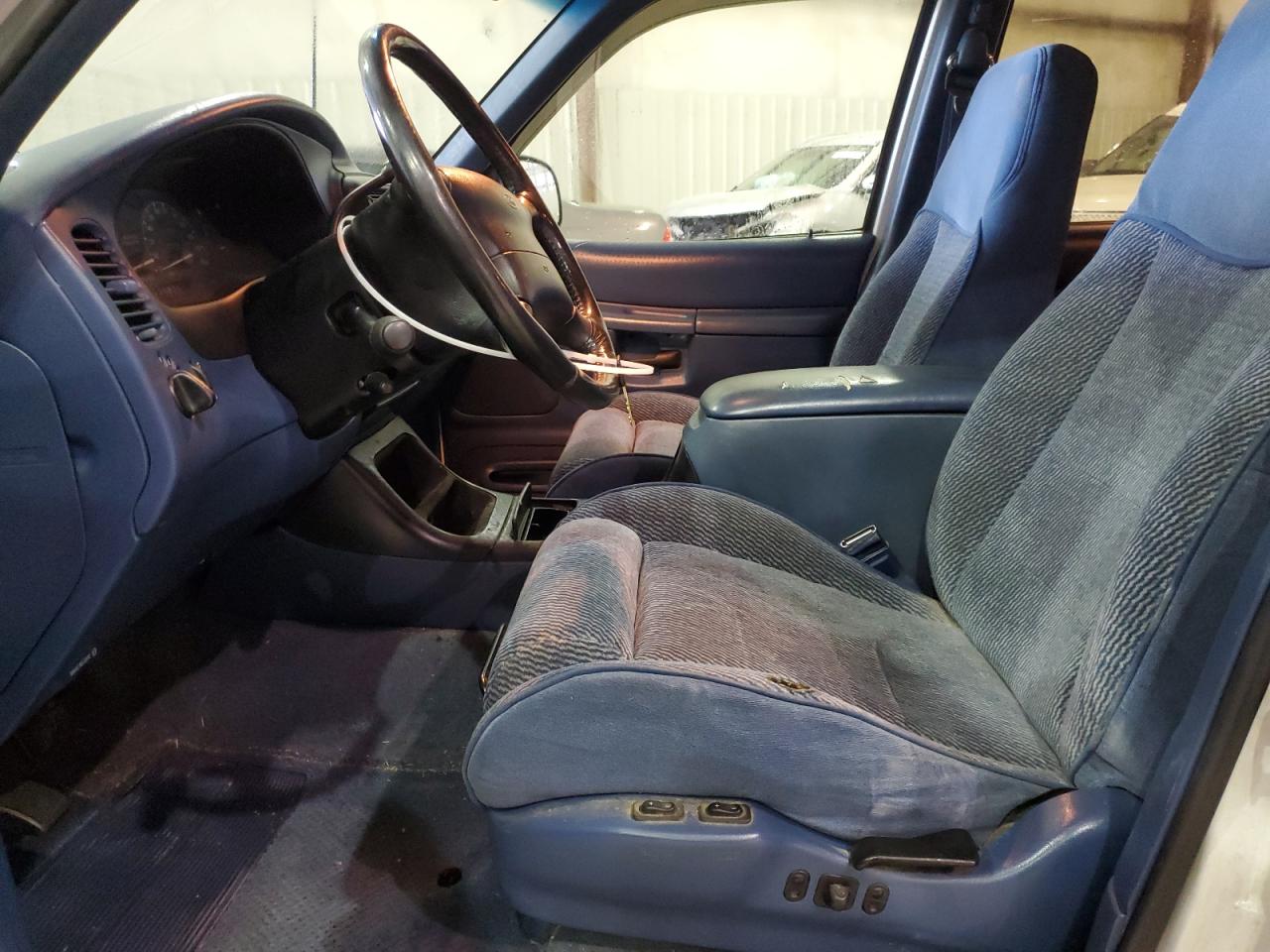 1995 Ford Explorer VIN 1FMDU34X8SUA46374 Copart auction photo, front end damage thumbnail 7