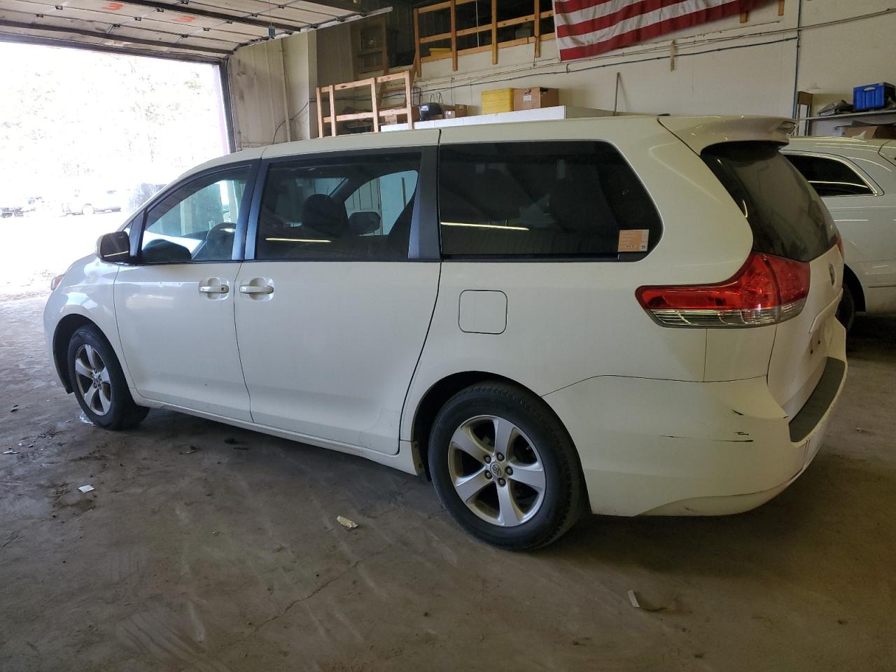 2011 Toyota Sienna VIN 5TDKA3DC5BS006386 Copart auction photo, front end damage thumbnail 2
