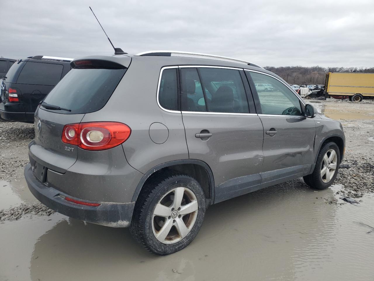 2010 Volkswagen Tiguan VIN WVGAV7AX9AW520377 Copart auction photo, side damage thumbnail 3