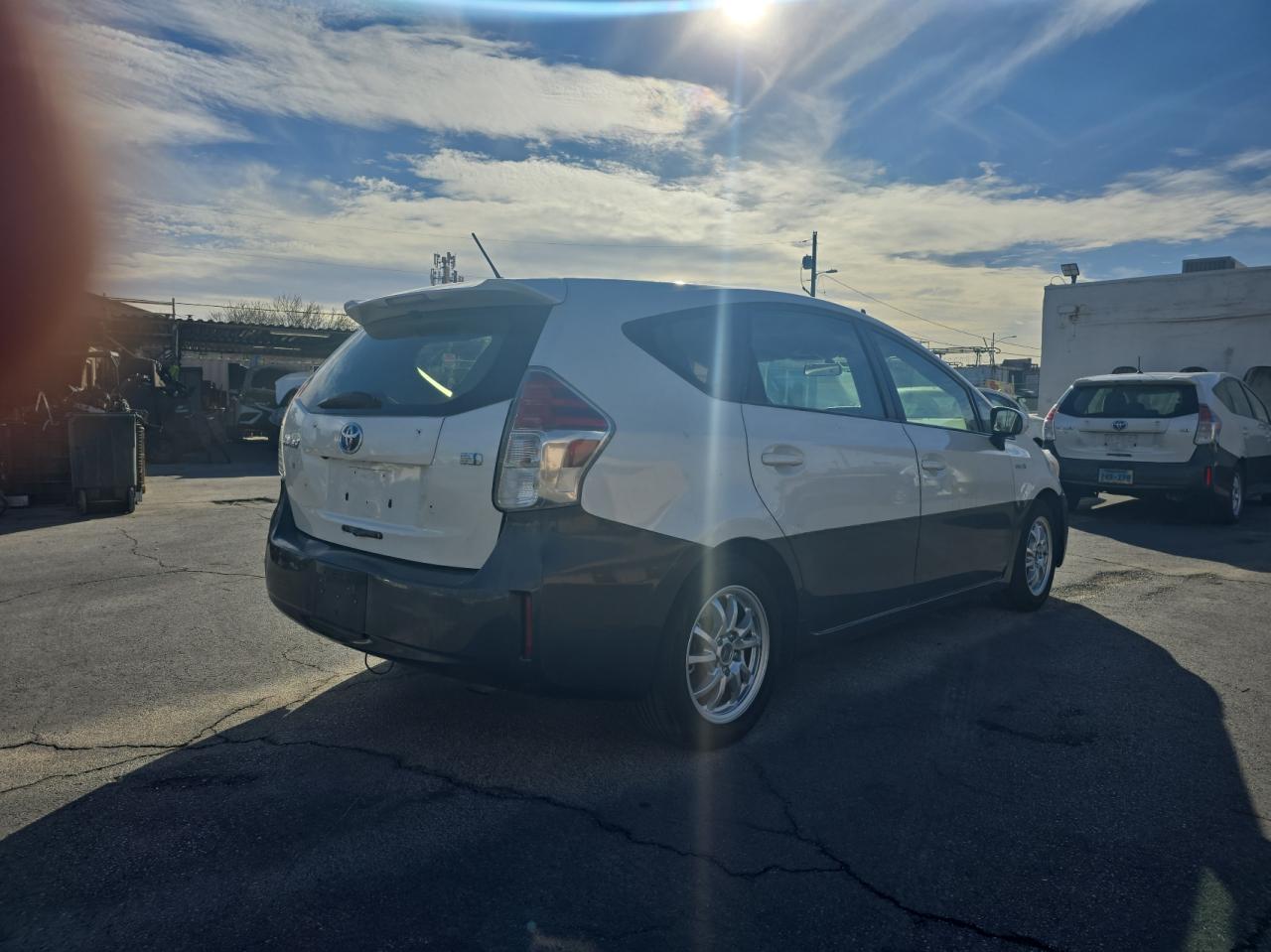 2015 Toyota Prius VIN JTDZN3EU9FJ024564 Copart auction photo, top/roof / minor dent/scratches damage thumbnail 4