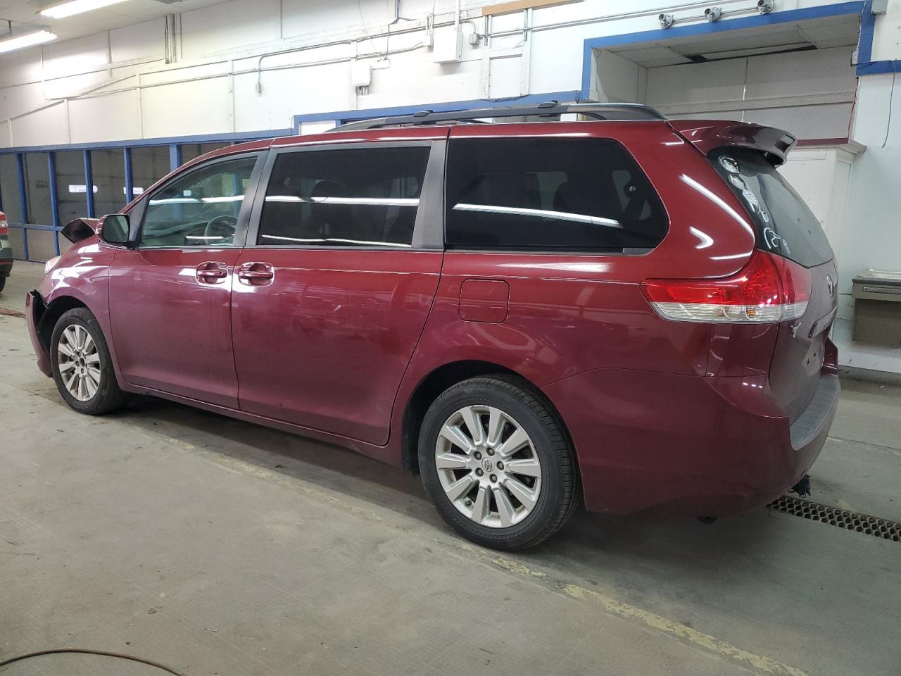 2013 Toyota Sienna VIN 5TDJK3DC4DS070883 Copart auction photo, front end damage thumbnail 2