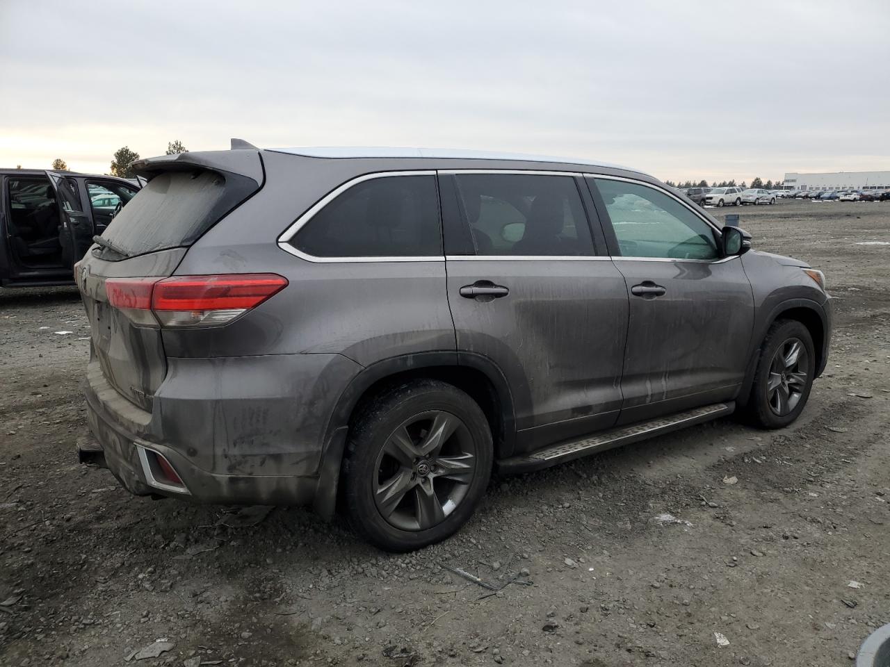 2017 Toyota Highlander VIN 5TDDZRFH1HS380709 Copart auction photo, front end / side damage thumbnail 3