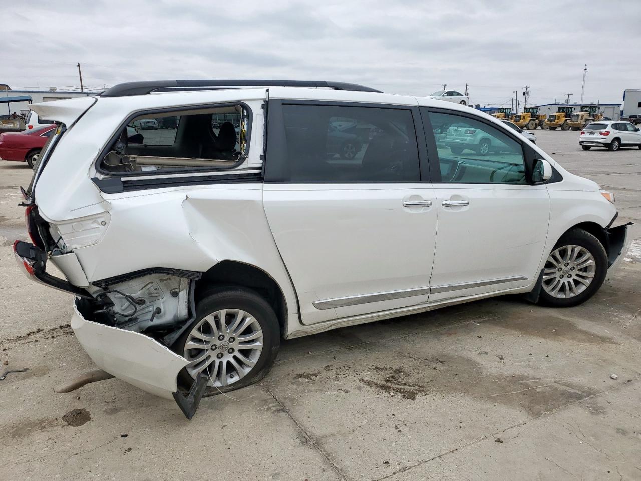 2015 Toyota Sienna VIN 5TDYK3DC2FS660100 Copart auction photo, rear end / front end damage thumbnail 3