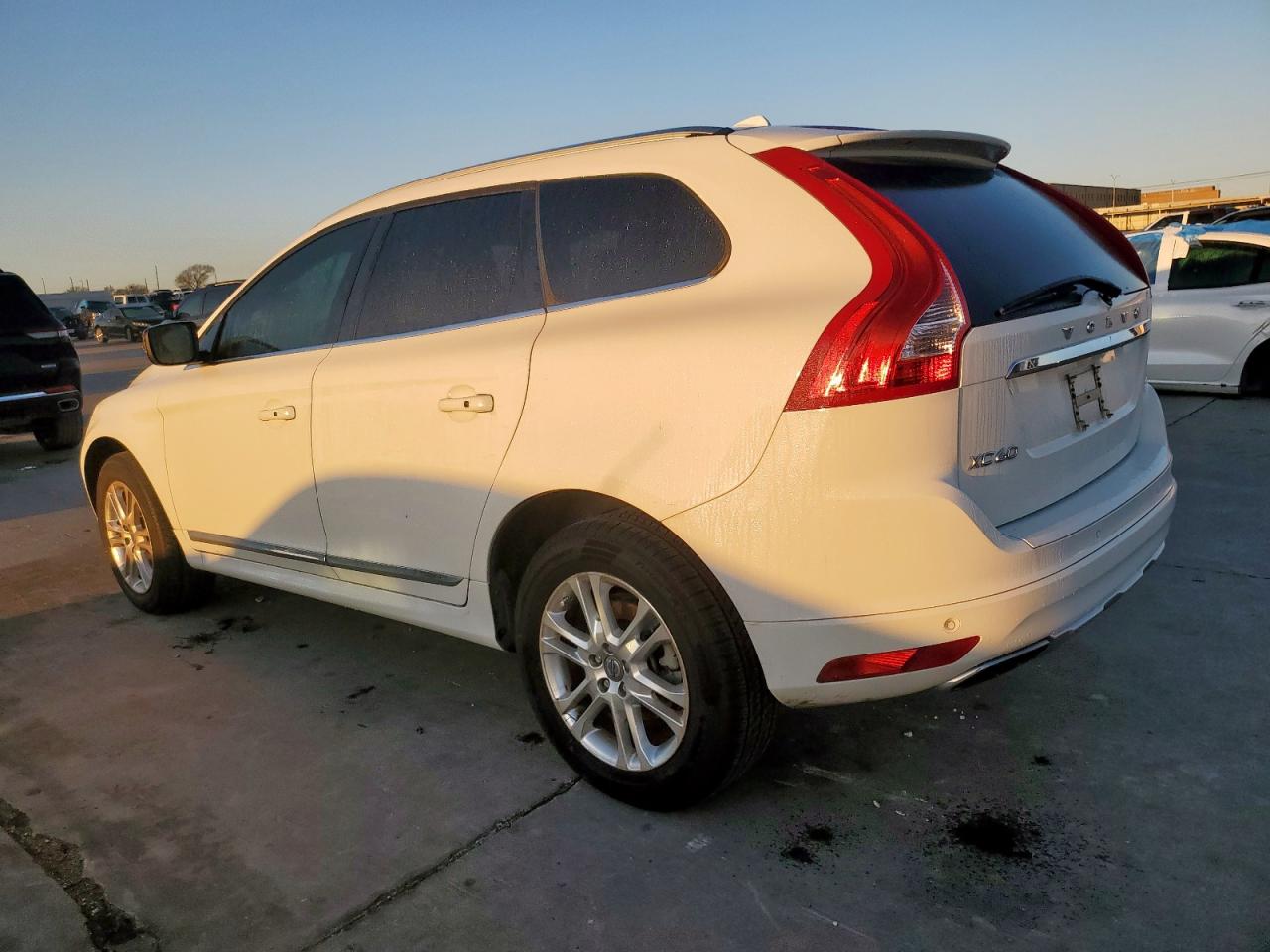 2015 Volvo XC60 VIN YV440MDC5F2574701 Copart auction photo, normal wear damage thumbnail 2