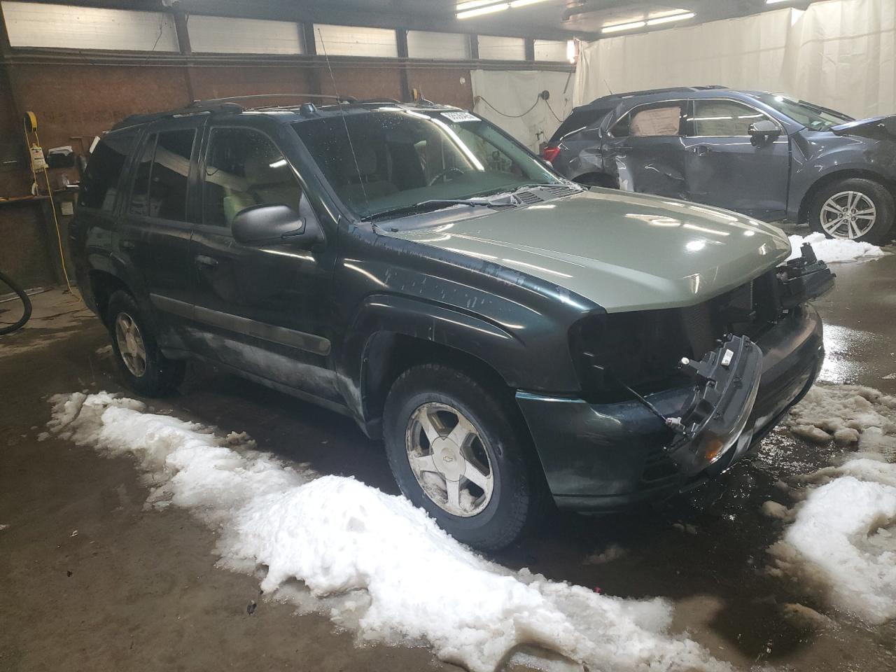 2005 Chevrolet TrailBlazer VIN 1GNDT13S052167537 Copart auction photo, front end / side damage thumbnail 4