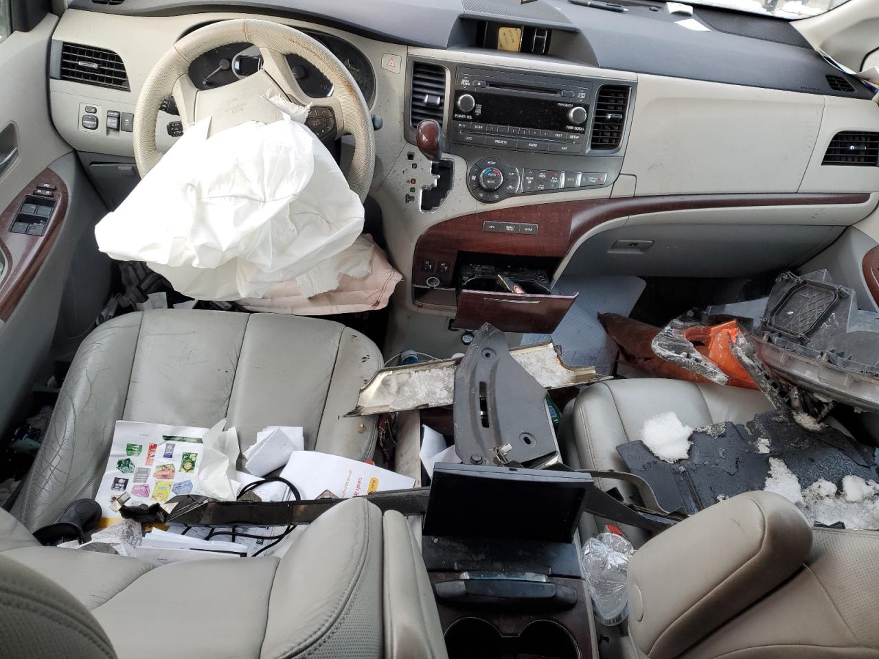 2011 Toyota Sienna VIN 5TDDK3DC2BS023443 Copart auction photo, front end / minor dent/scratches damage thumbnail 8