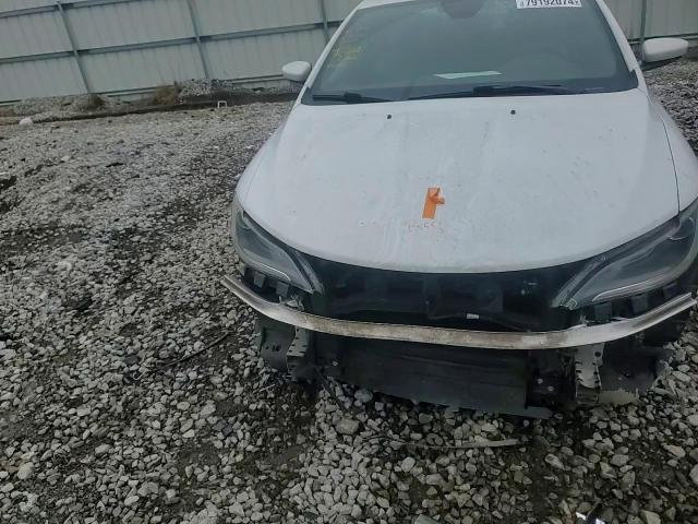 2015 Chrysler 200 VIN 1C3CCCBB2FN716340 Copart auction photo, front end / minor dent/scratches damage thumbnail 11