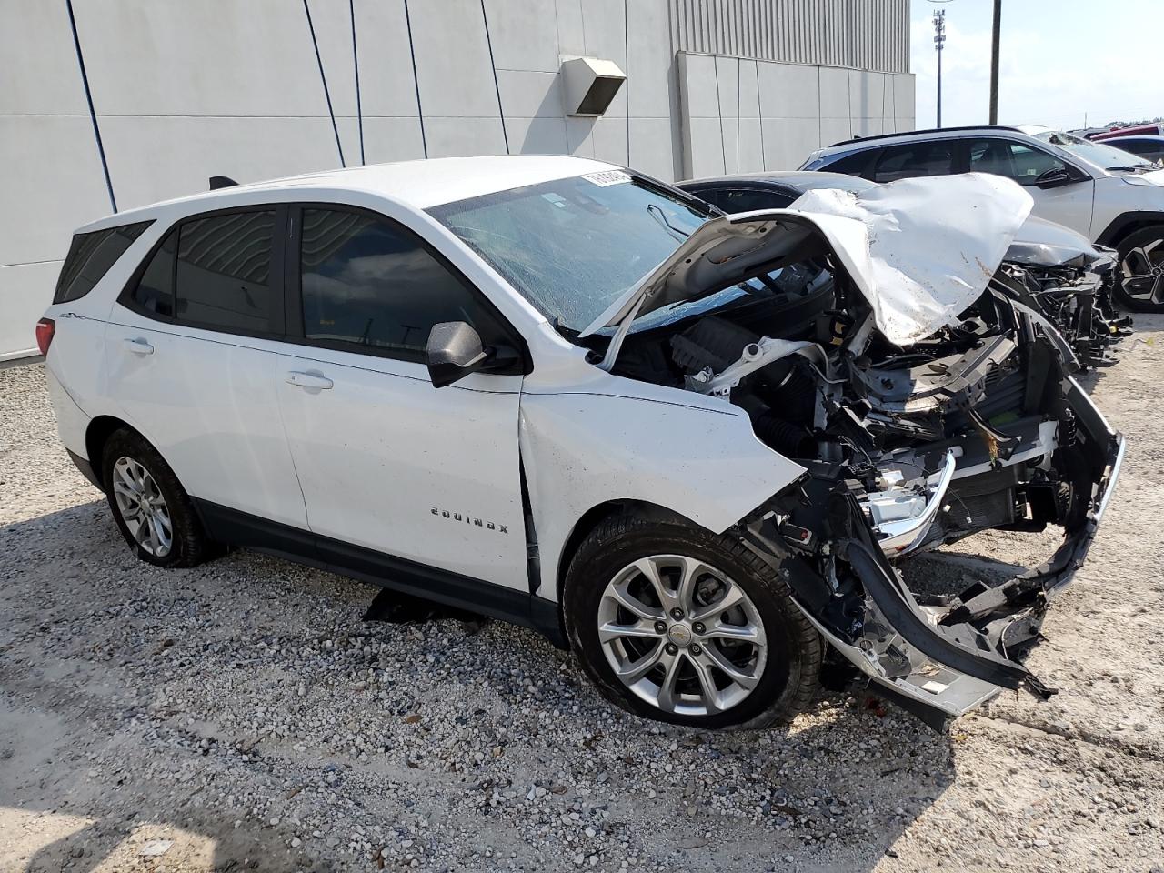 2020 Chevrolet Equinox VIN 2GNAXHEV8L6131585 Copart auction photo, front end damage thumbnail 4