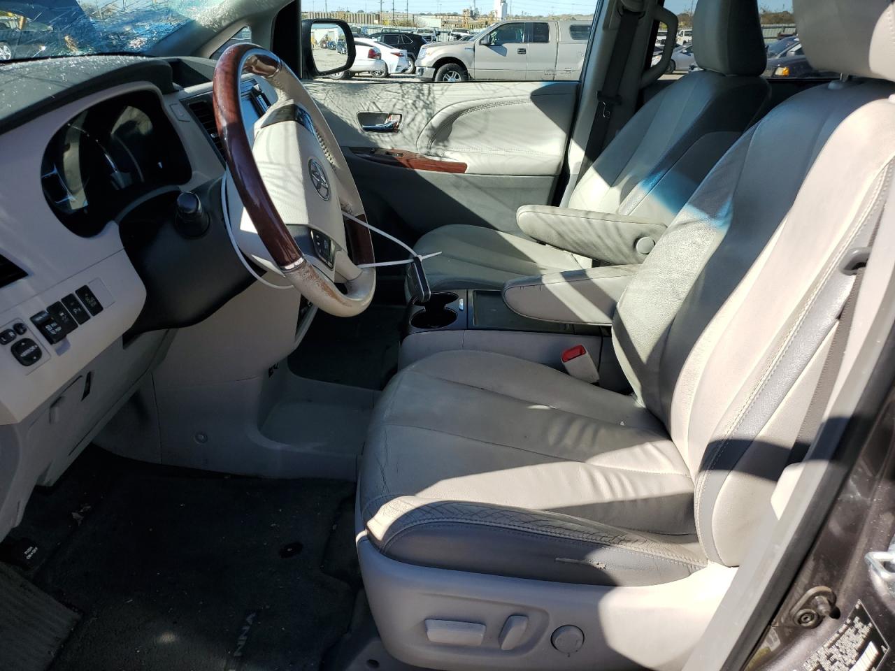 2013 Toyota Sienna VIN 5TDYK3DCXDS404784 Copart auction photo, all over / minor dent/scratches damage thumbnail 7