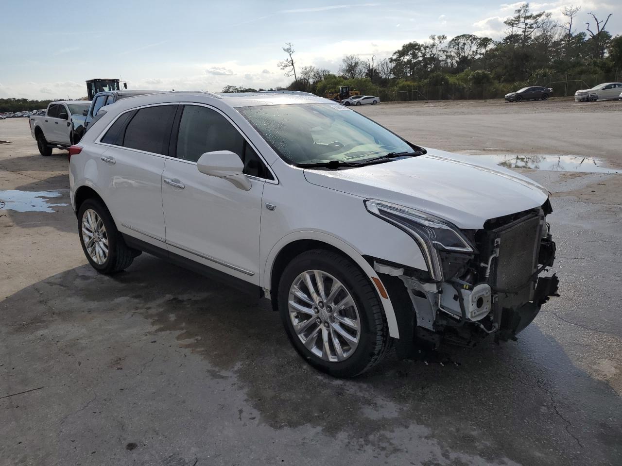 2019 Cadillac XT5 VIN 1GYKNGRS1KZ119241 Copart auction photo, front end / minor dent/scratches damage thumbnail 4