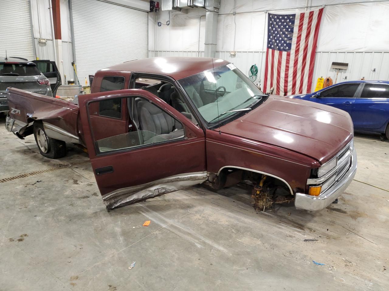 1999 Chevrolet GMT-400 VIN 1GCEK19R6XR142379 Copart auction photo, all over damage thumbnail 4