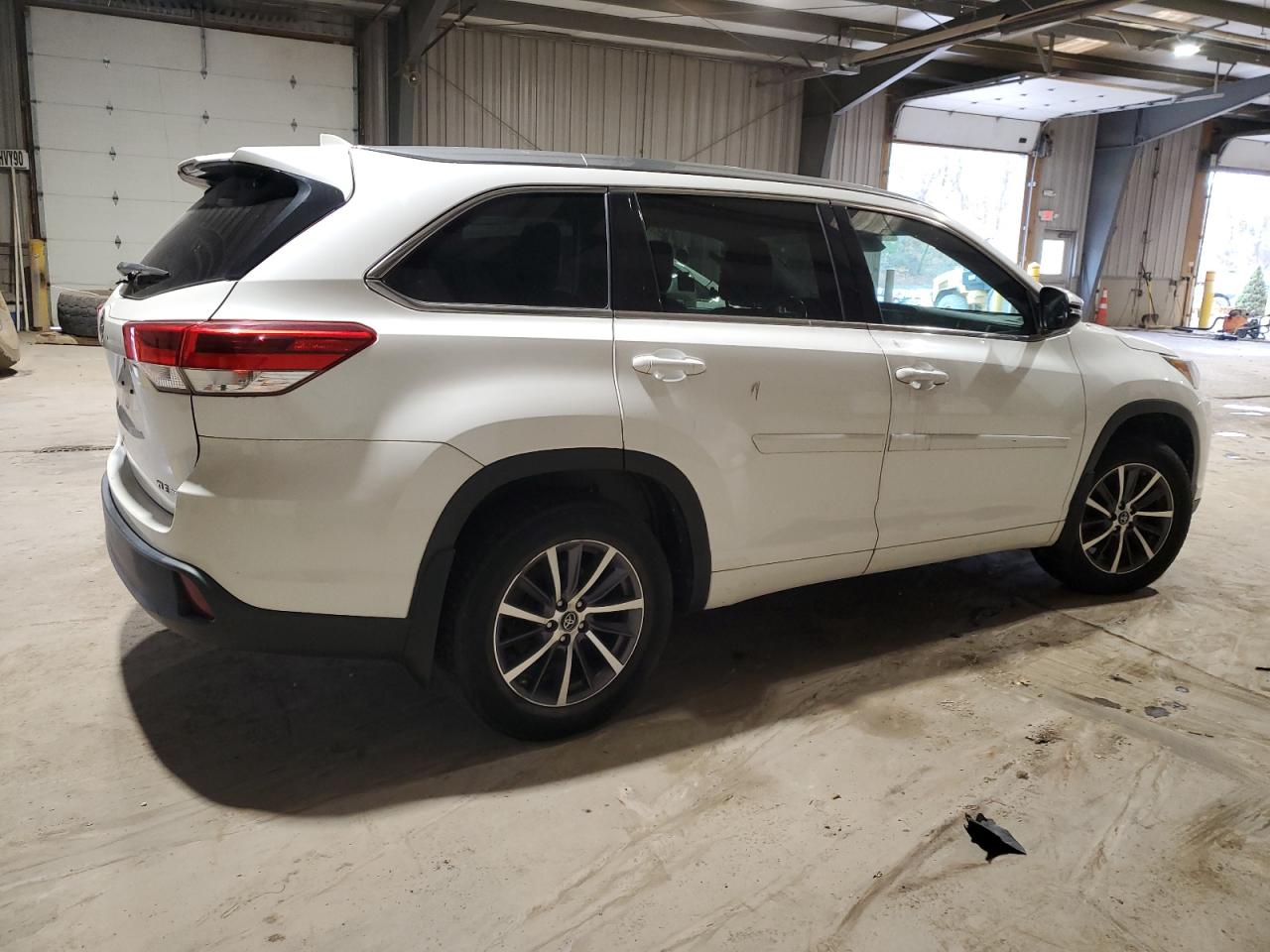 2017 Toyota Highlander VIN 5TDJZRFH7HS369135 Copart auction photo, vandalism damage thumbnail 3