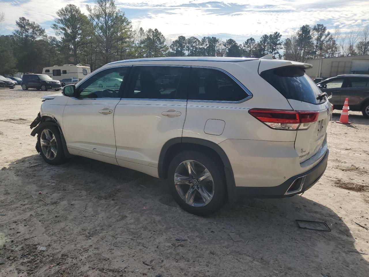 2018 Toyota Highlander VIN 5TDDZRFH0JS860200 Copart auction photo, front end / hail damage thumbnail 2