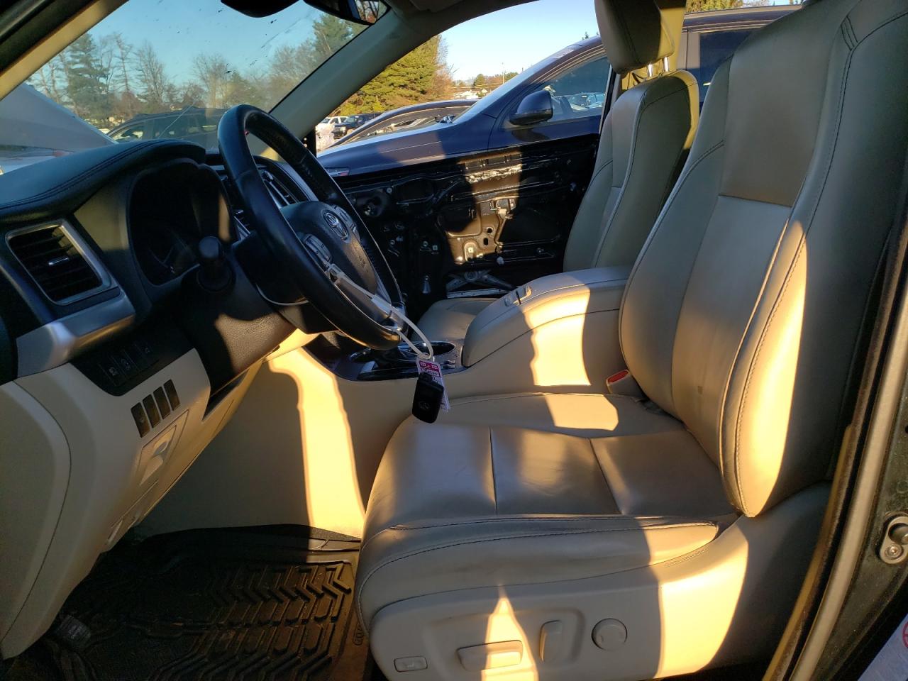 2017 Toyota Highlander VIN 5TDJZRFH3HS389706 Copart auction photo, all over / minor dent/scratches damage thumbnail 7