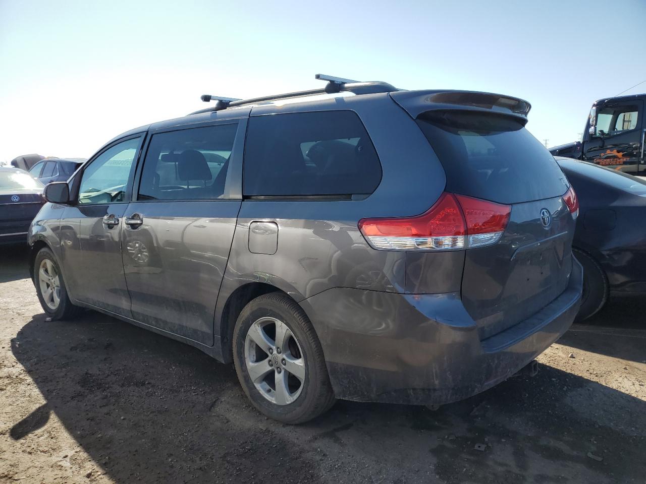 2011 Toyota Sienna VIN 5TDKK3DC2BS164665 Copart auction photo, front end / minor dent/scratches damage thumbnail 2
