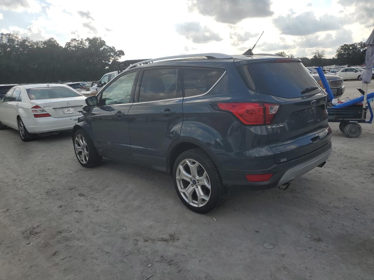 2019 Ford Escape VIN 1FMCU9J93KUA73115 Copart auction photo, front end damage thumbnail 2