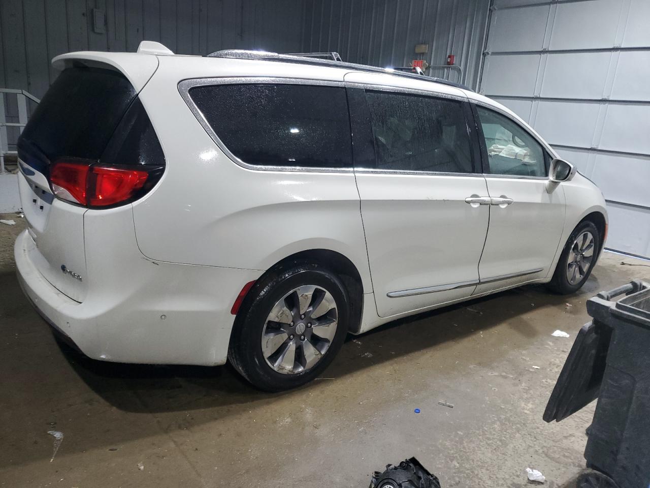 2017 Chrysler Pacifica VIN 2C4RC1N77HR723825 Copart auction photo, front end / minor dent/scratches damage thumbnail 3