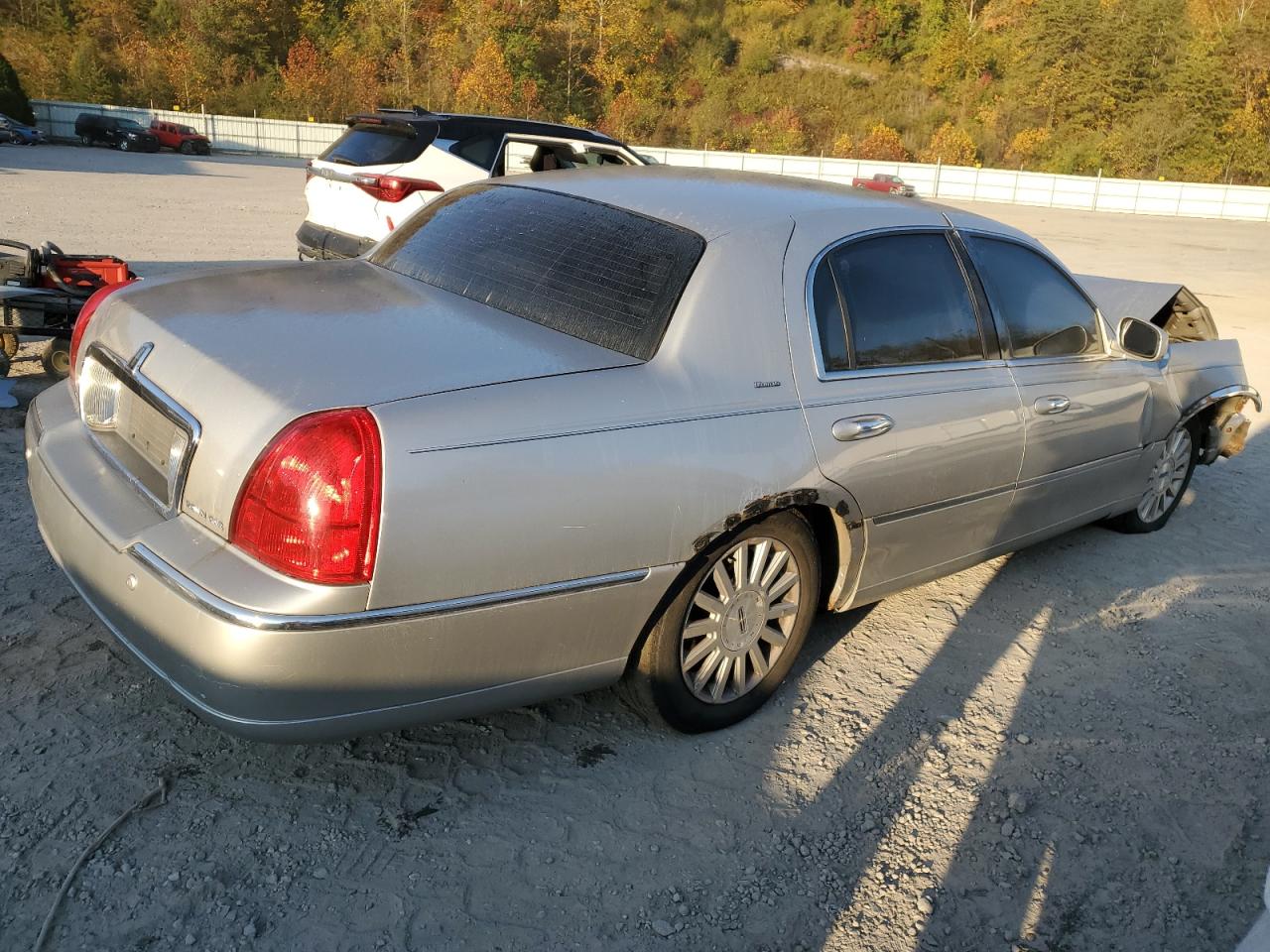 2004 Lincoln Town Car VIN 1LNHM83W54Y631044 Copart auction photo, front end damage thumbnail 3