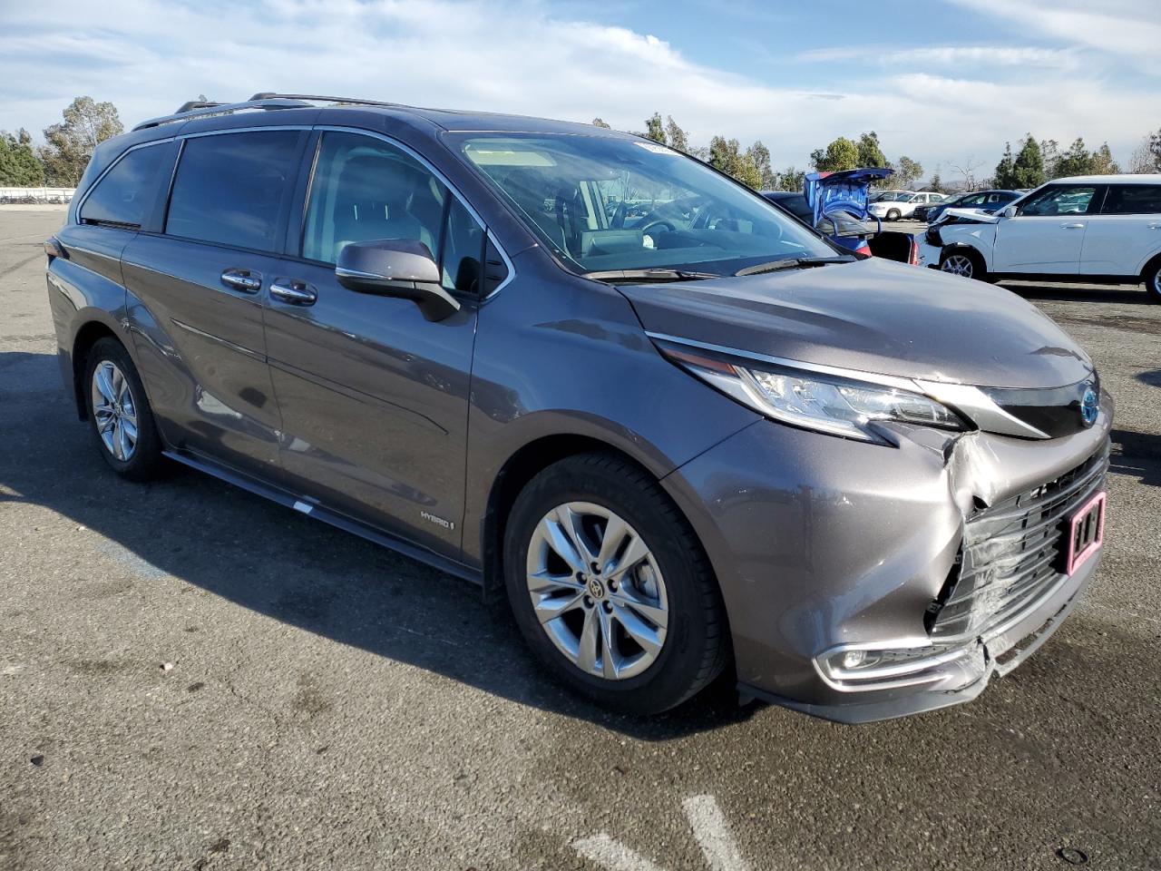 2021 Toyota Sienna VIN 5TDZRKEC3MS015025 Copart auction photo, front end damage thumbnail 4