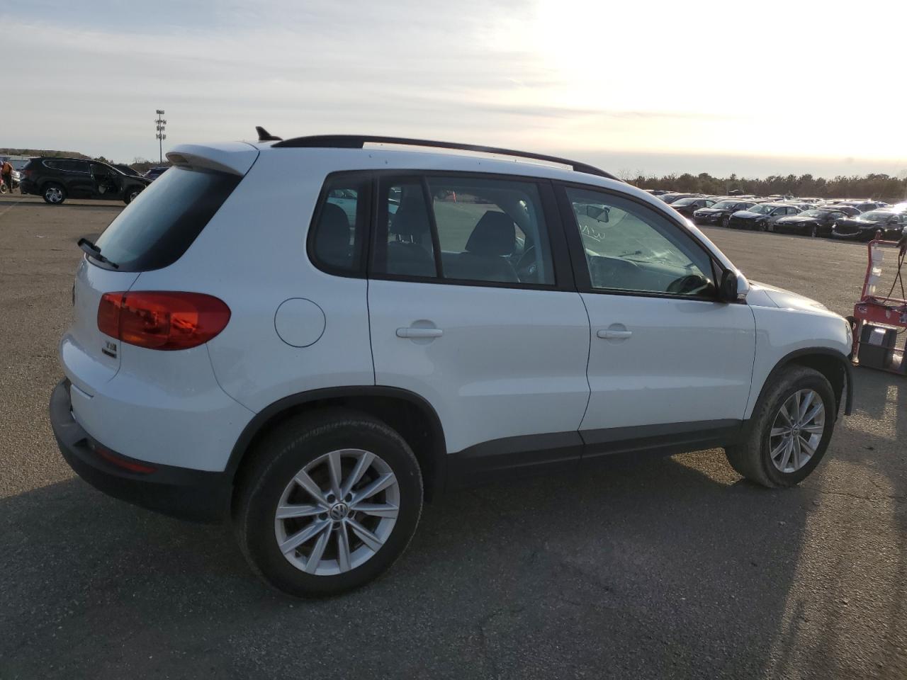 2018 Volkswagen Tiguan VIN WVGBV7AX0JK004775 Copart auction photo, front end / minor dent/scratches damage thumbnail 3