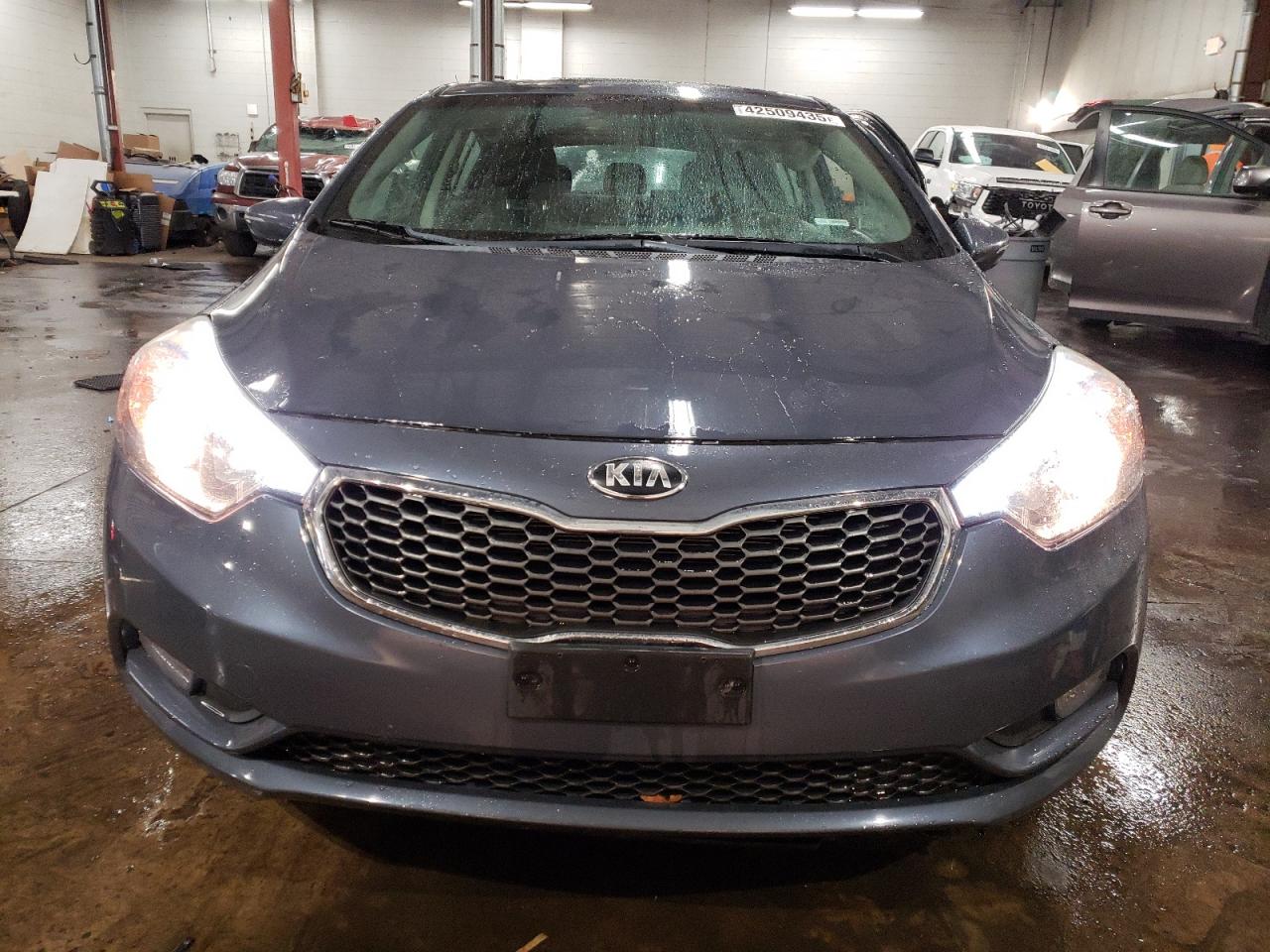 2016 KIA Forte VIN KNAFX5A82G5548468 Copart auction photo, side / minor dent/scratches damage thumbnail 5