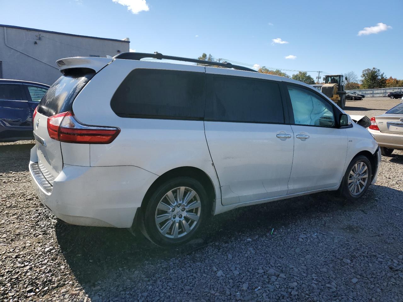 2017 Toyota Sienna VIN 5TDDZ3DC0HS173667 Copart auction photo, front end damage thumbnail 3