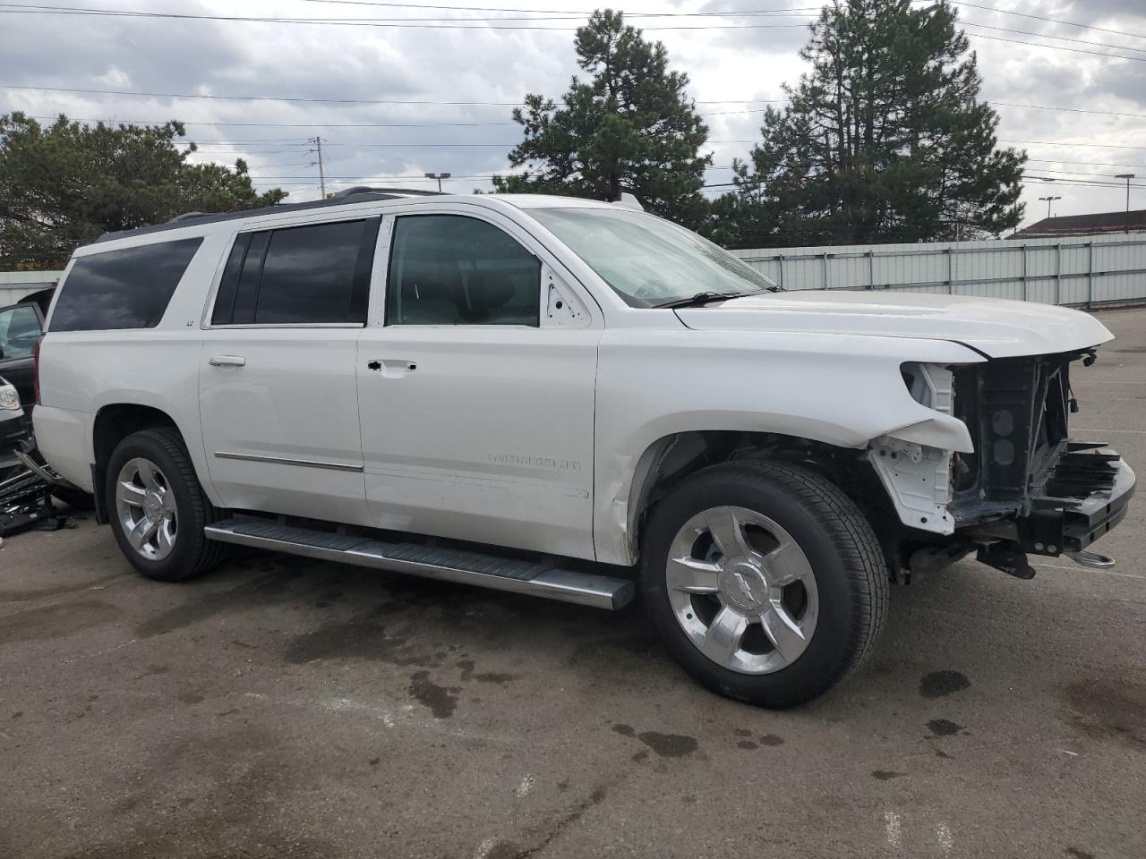 2016 Chevrolet Suburban VIN 1GNSKHKC8GR446158 Copart auction photo, front end / side damage thumbnail 4