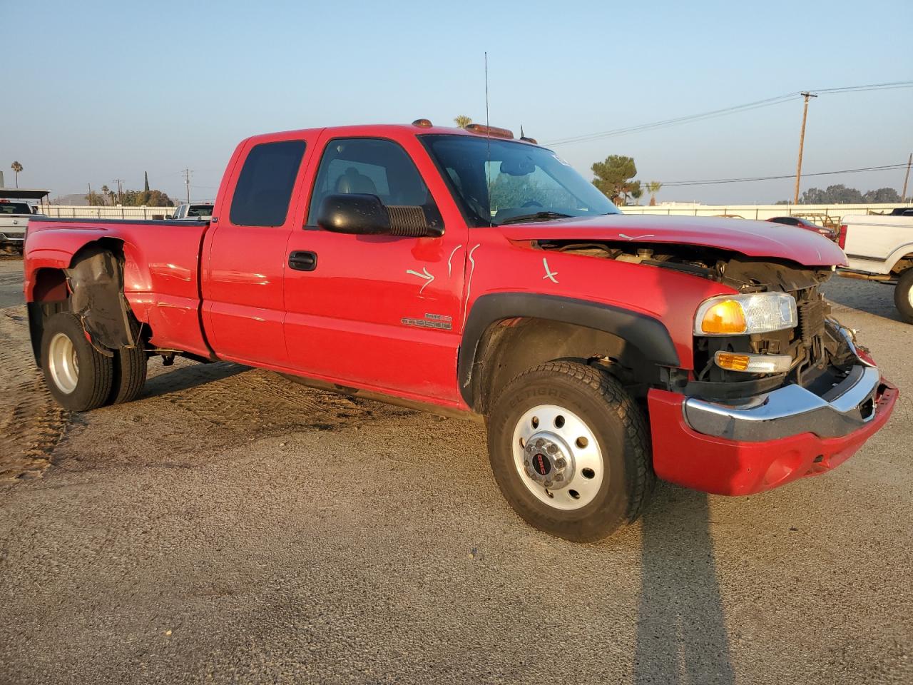 2004 GMC Sierra VIN 1GTJC39154E209557 Copart auction photo, front end / side damage thumbnail 4