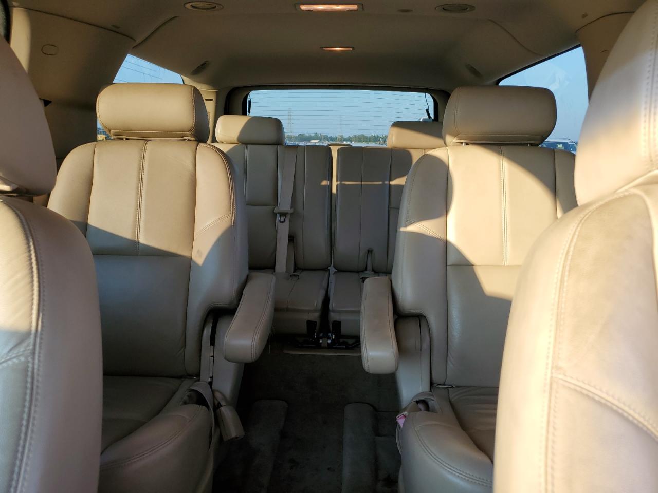 2009 Chevrolet Suburban VIN 1GNFC26J09R147755 Copart auction photo, side / minor dent/scratches damage thumbnail 10