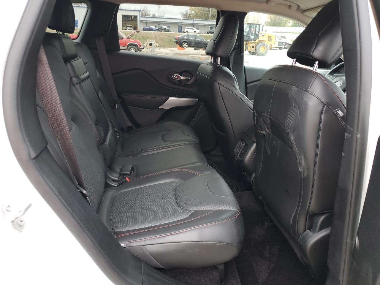 2018 Jeep Cherokee VIN 1C4PJMBBXJD581700 Copart auction photo, side damage thumbnail 11