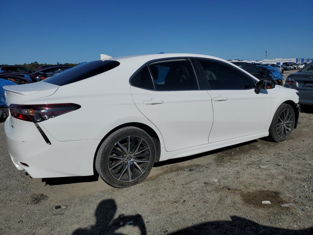 2021 Toyota Camry VIN 4T1G11AK3MU589413 Copart auction photo, front end damage thumbnail 3
