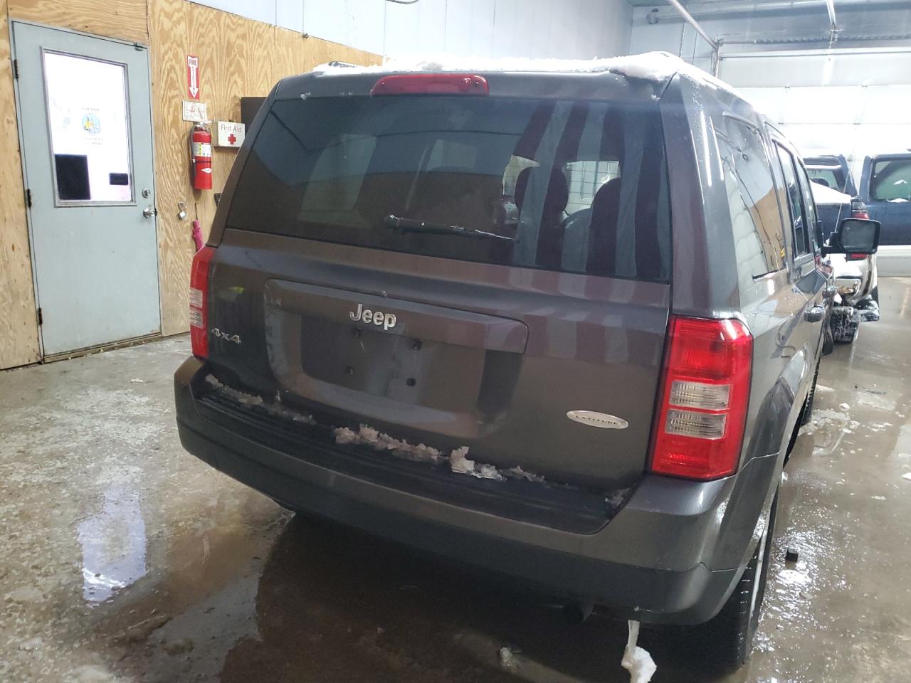 2015 Jeep Liberty (Patriot) VIN 1C4NJRFB6FD202780 Copart auction photo, front end / minor dent/scratches damage thumbnail 6