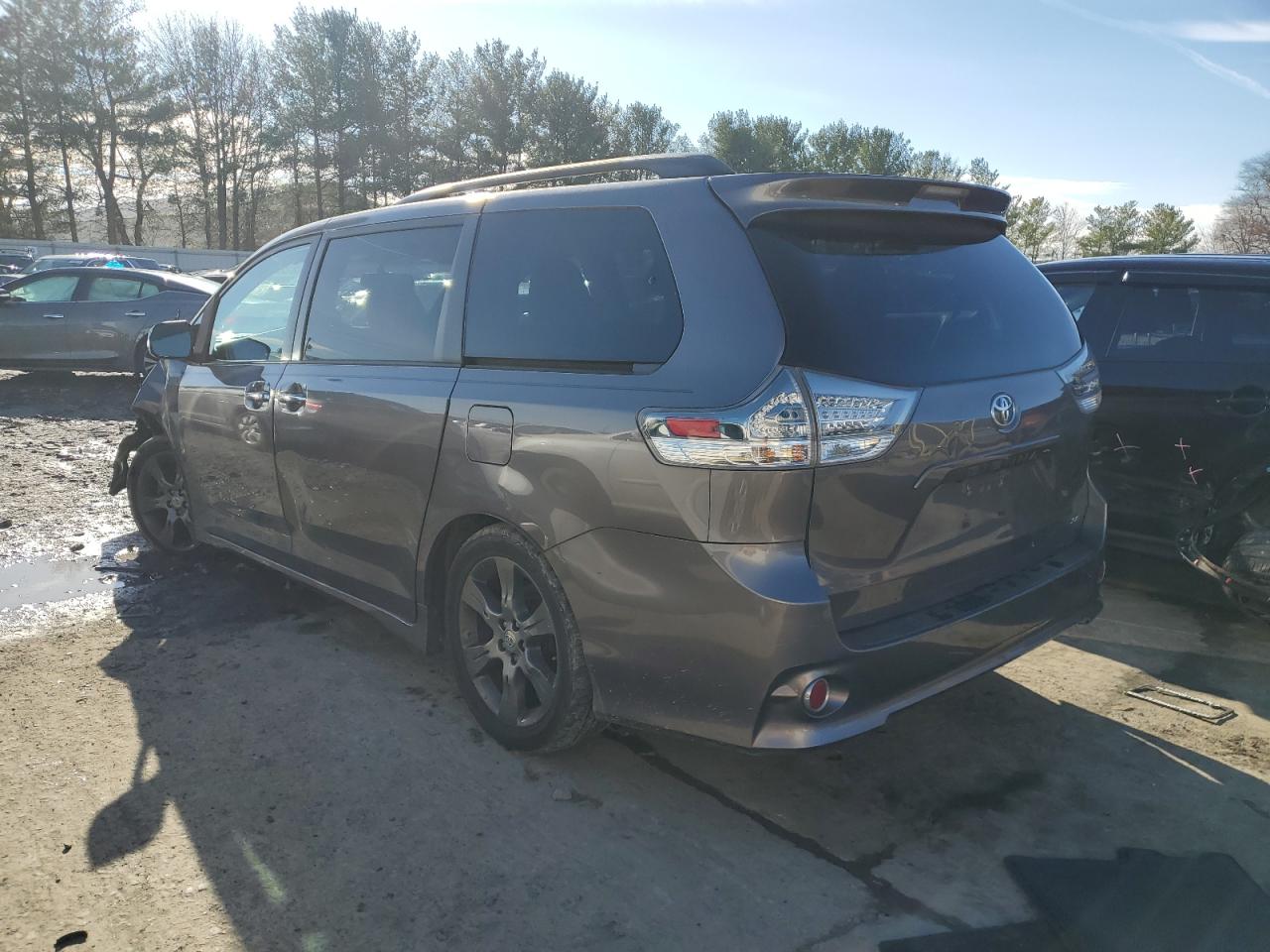 2015 Toyota Sienna VIN 5TDXK3DC1FS661458 Copart auction photo, front end damage thumbnail 2