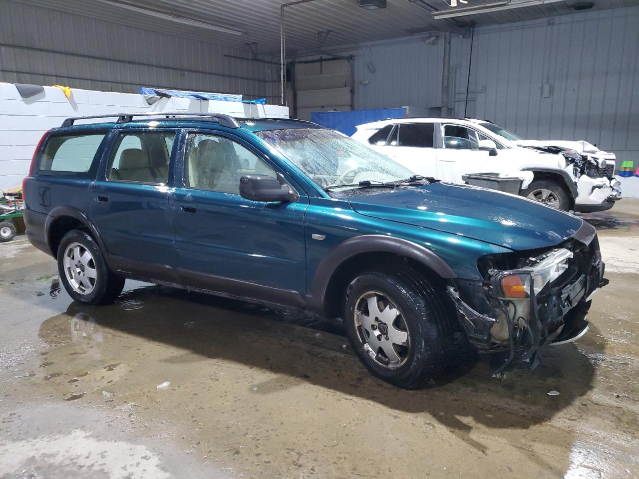 2002 Volvo V70 VIN YV1SZ58D421055397 Copart auction photo, front end / minor dent/scratches damage thumbnail 4