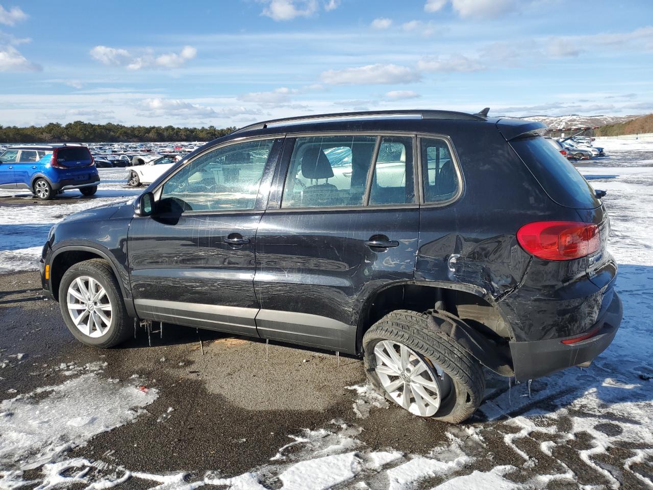2017 Volkswagen Tiguan VIN WVGAV7AX8HK043233 Copart auction photo, rear end / minor dent/scratches damage thumbnail 2