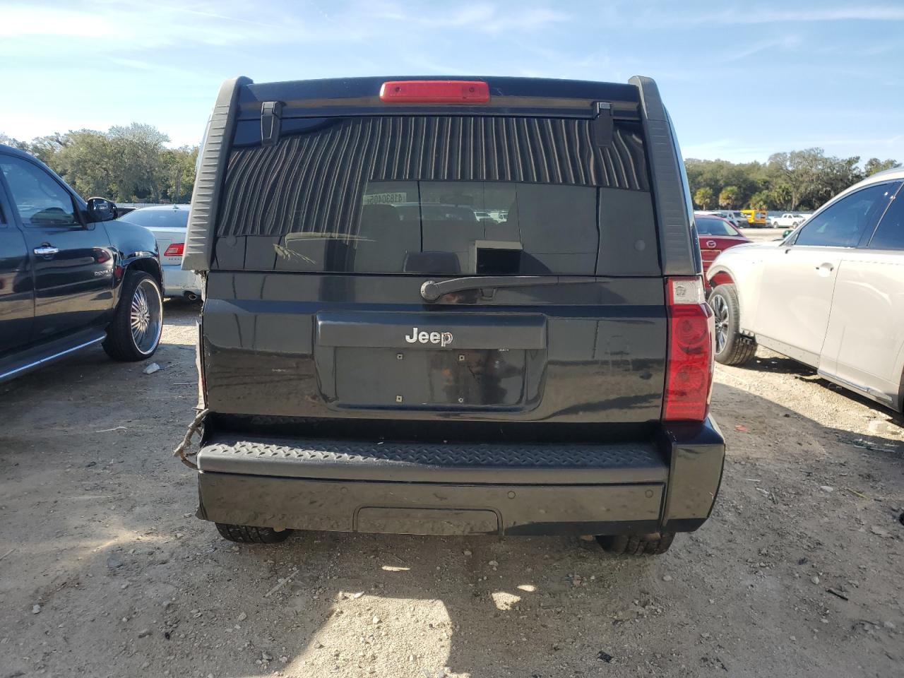 2009 Jeep Commander VIN 1J8HH48KX9C519330 Copart auction photo, side / rear end damage thumbnail 6