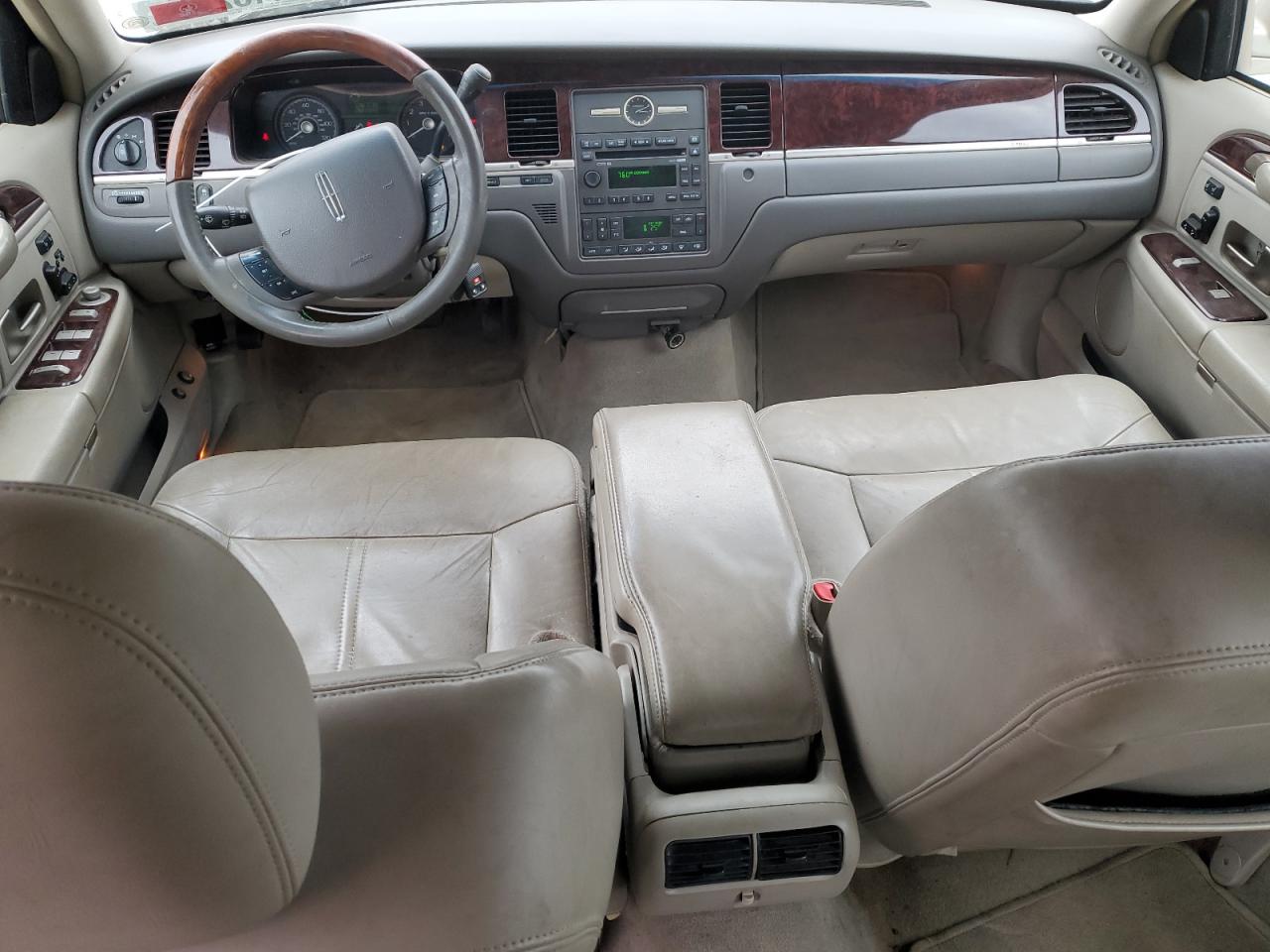 2010 Lincoln Town Car VIN 2LNBL8CV2AX751511 Copart auction photo, front end / minor dent/scratches damage thumbnail 8