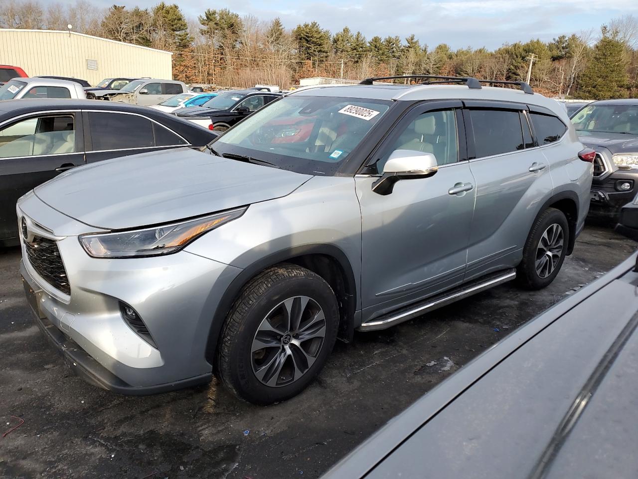 2022 Toyota Highlander VIN 5TDGZRBH9NS561457