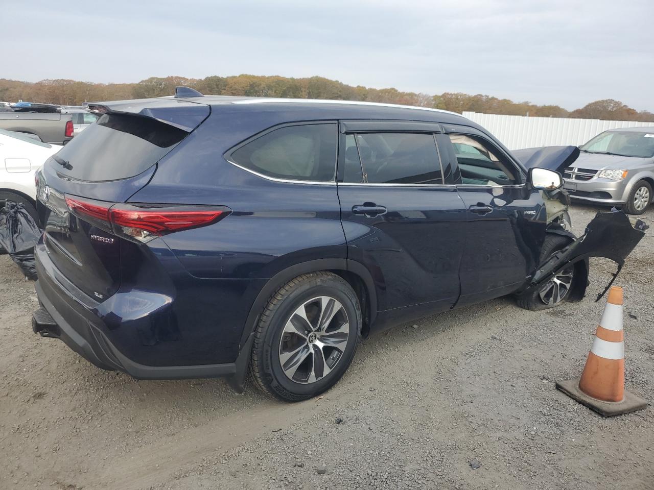 2021 Toyota Highlander VIN 5TDGBRCH3MS515317 Copart auction photo, front end / minor dent/scratches damage thumbnail 3