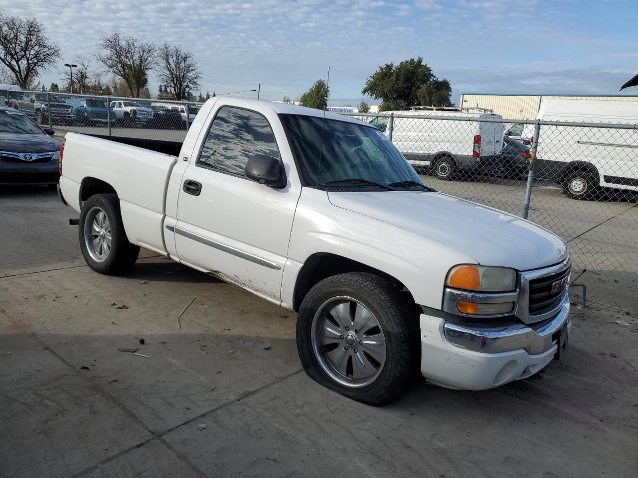 2005 GMC Sierra VIN 1GTEC14V45Z226490 Copart auction photo, front end damage thumbnail 4