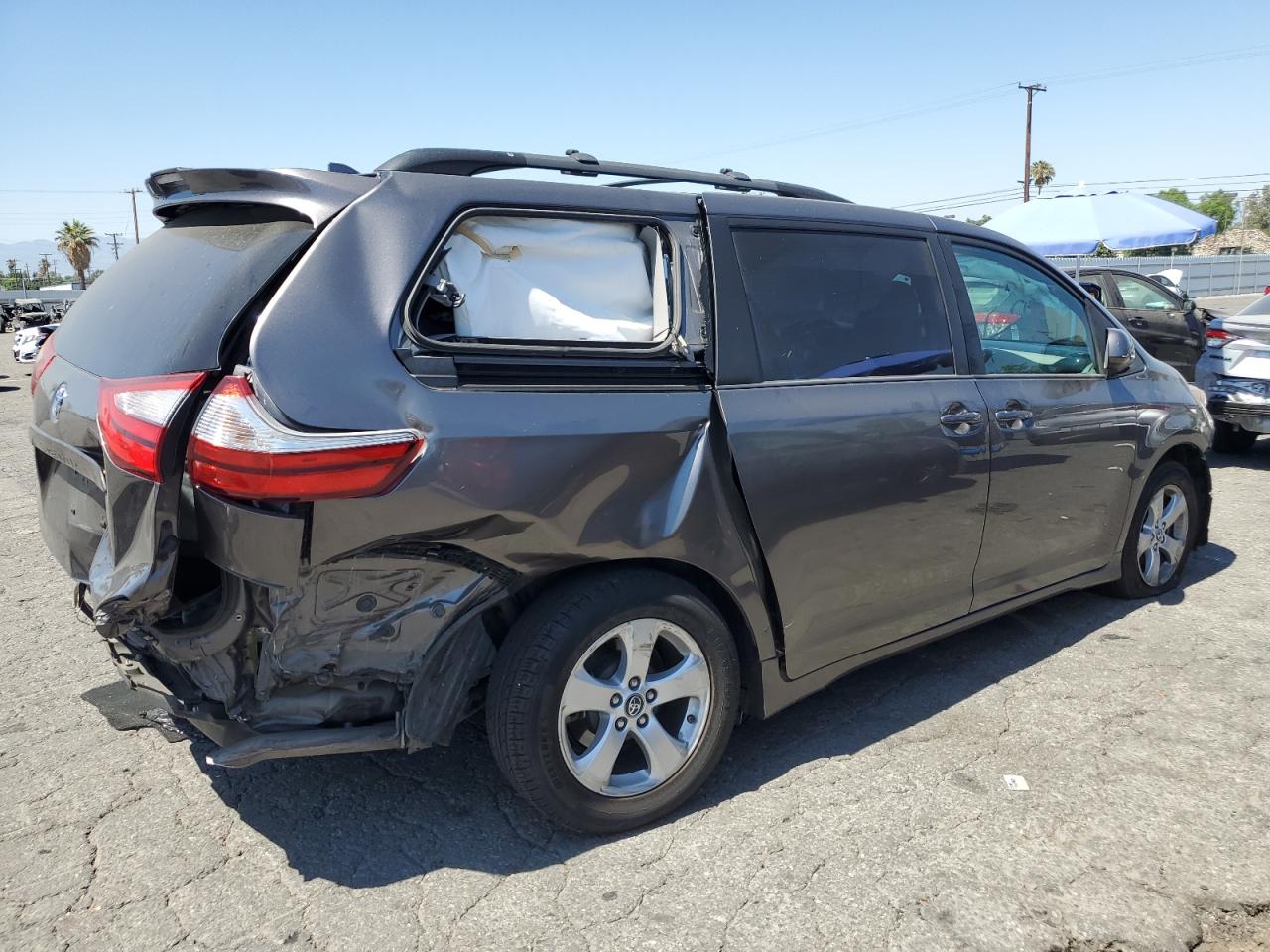 2018 Toyota Sienna VIN 5TDKZ3DC2JS933935 Copart auction photo, rear end / front end damage thumbnail 3