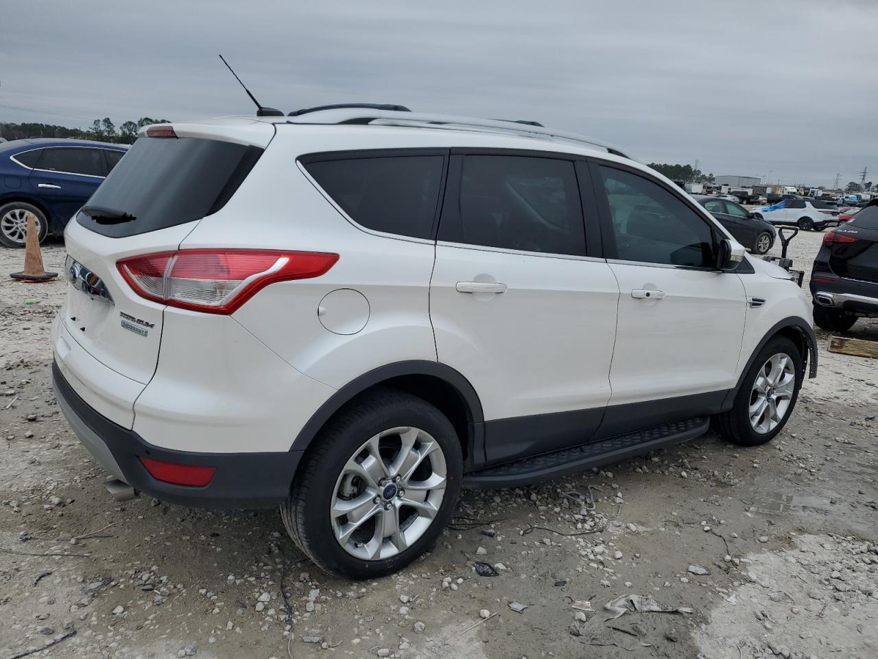 2016 Ford Escape VIN 1FMCU0JX1GUC66011 Copart auction photo, front end / normal wear damage thumbnail 3