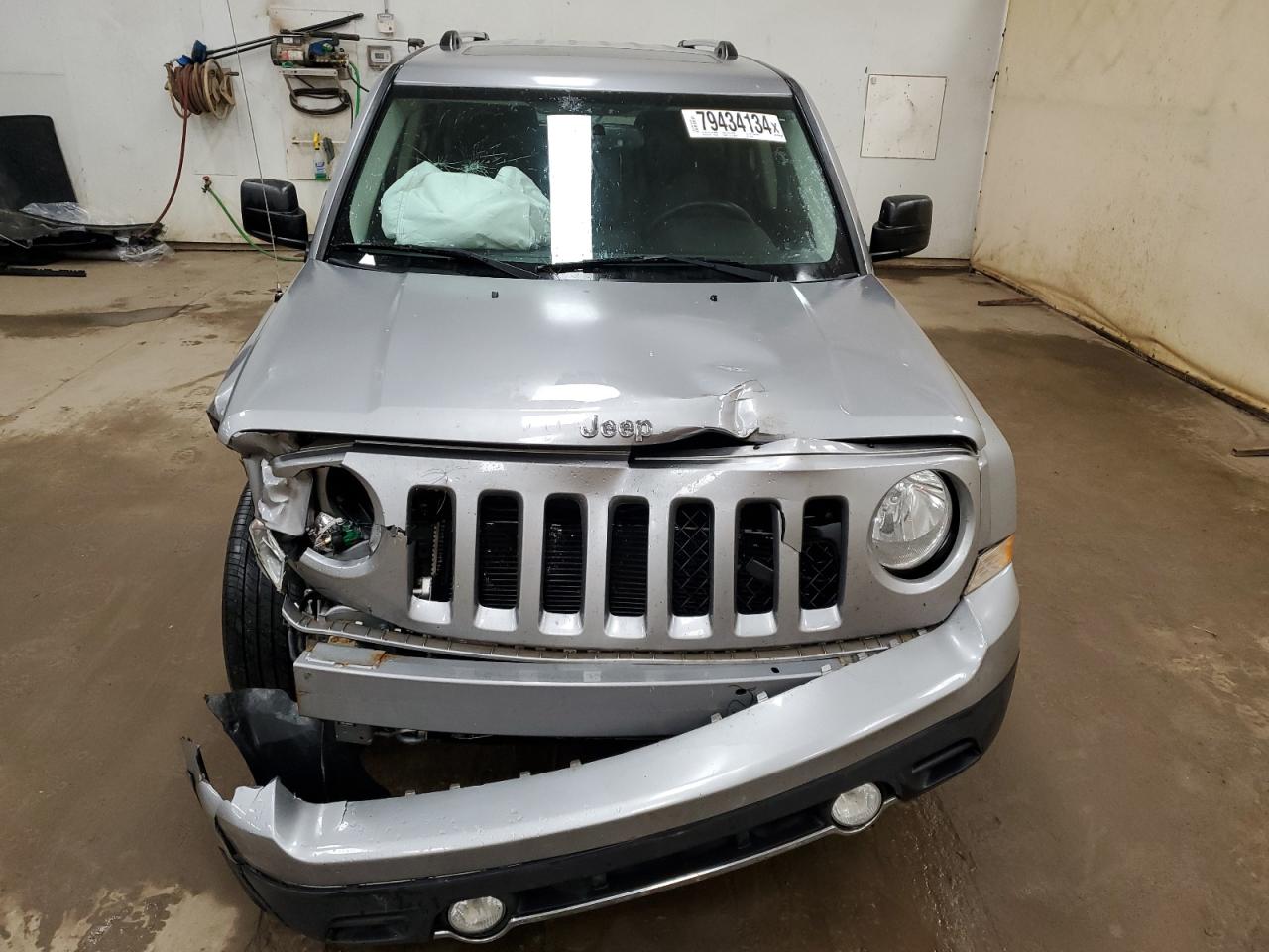 2017 Jeep Liberty (Patriot) VIN 1C4NJRFB0HD133703 Copart auction photo, front end / minor dent/scratches damage thumbnail 5