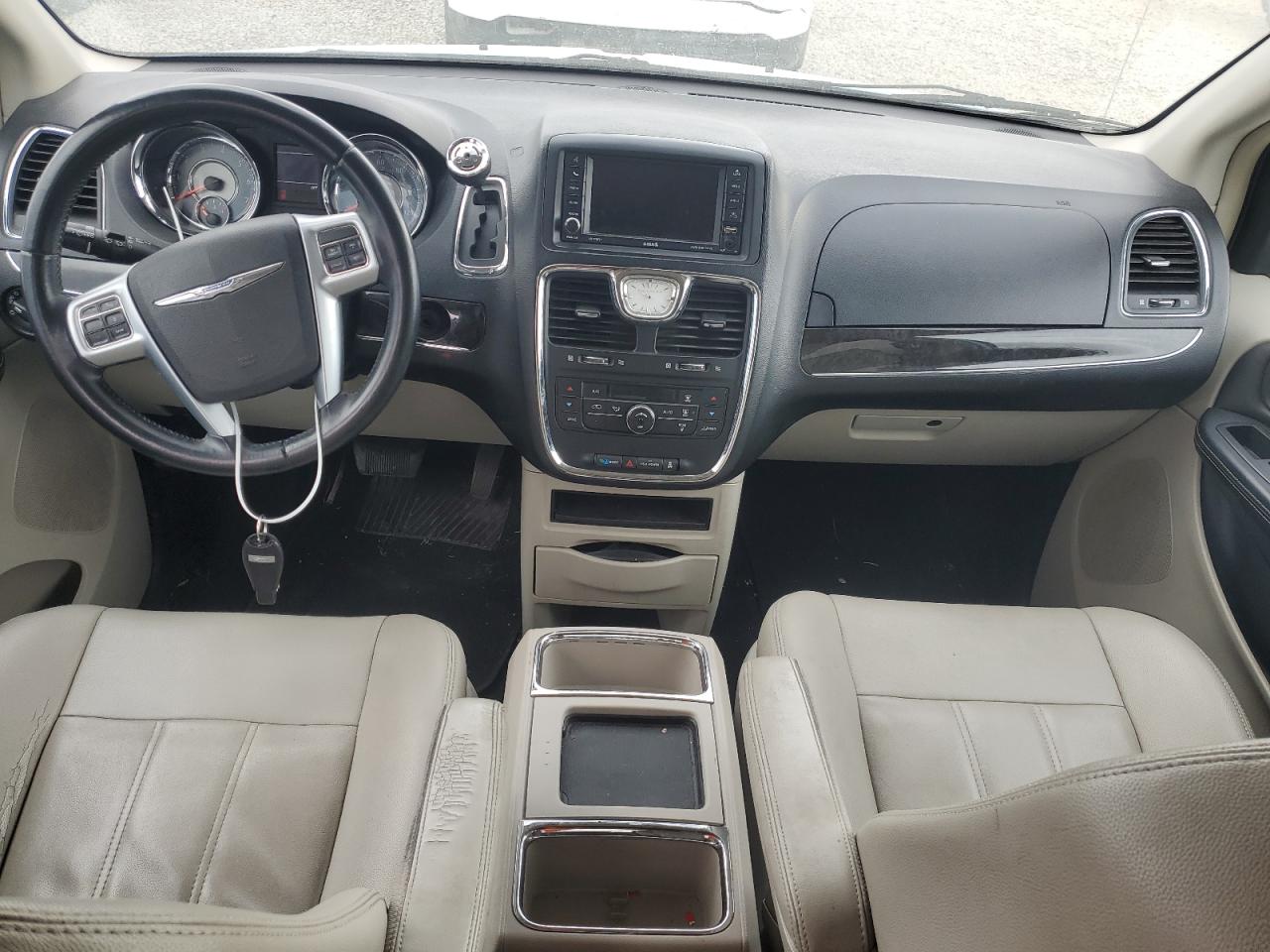 2013 Chrysler Town & Country VIN 2C4RC1BG4DR556435 Copart auction photo, normal wear damage thumbnail 8