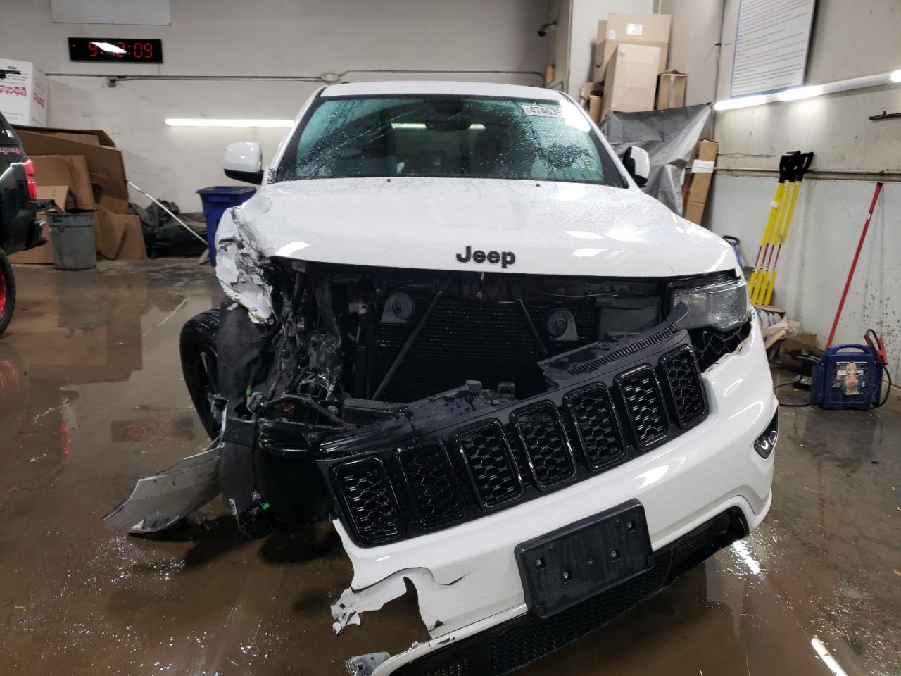 2018 Jeep Grand Cherokee VIN 1C4RJFAG1JC124233 Copart auction photo, front end / side damage thumbnail 5