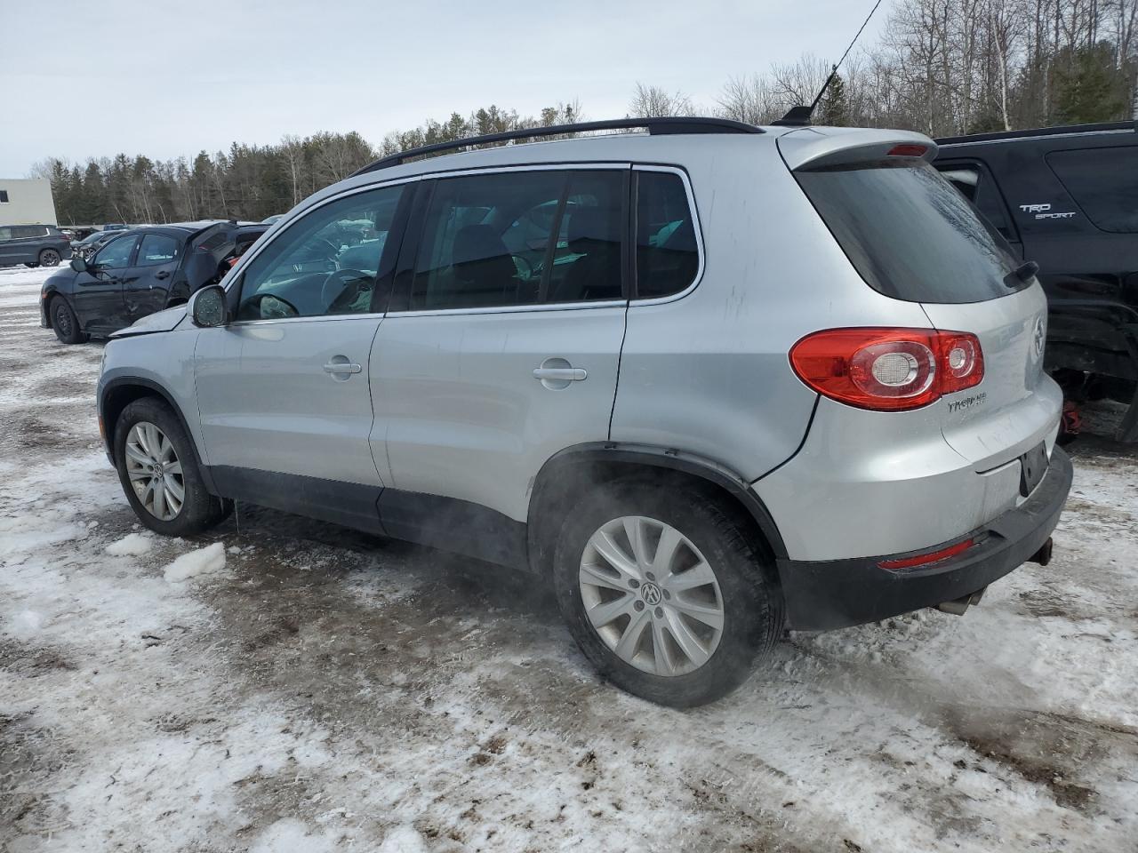 2010 Volkswagen Tiguan VIN WVGBV7AX7AW526179 Copart auction photo, front end / side damage thumbnail 2