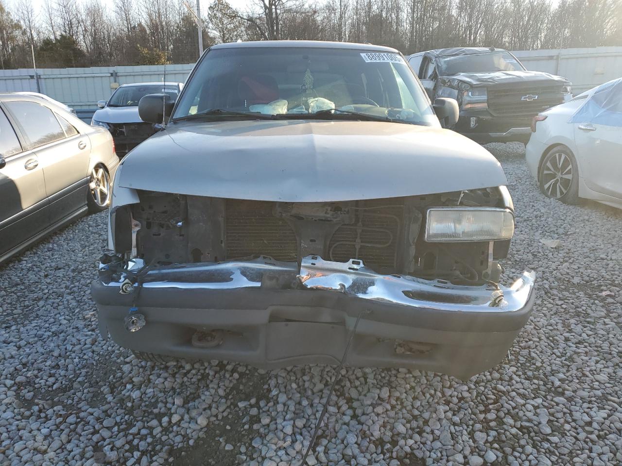2001 Chevrolet Blazer VIN 1GNDT13W51K261555 Copart auction photo, front end / all over damage thumbnail 5